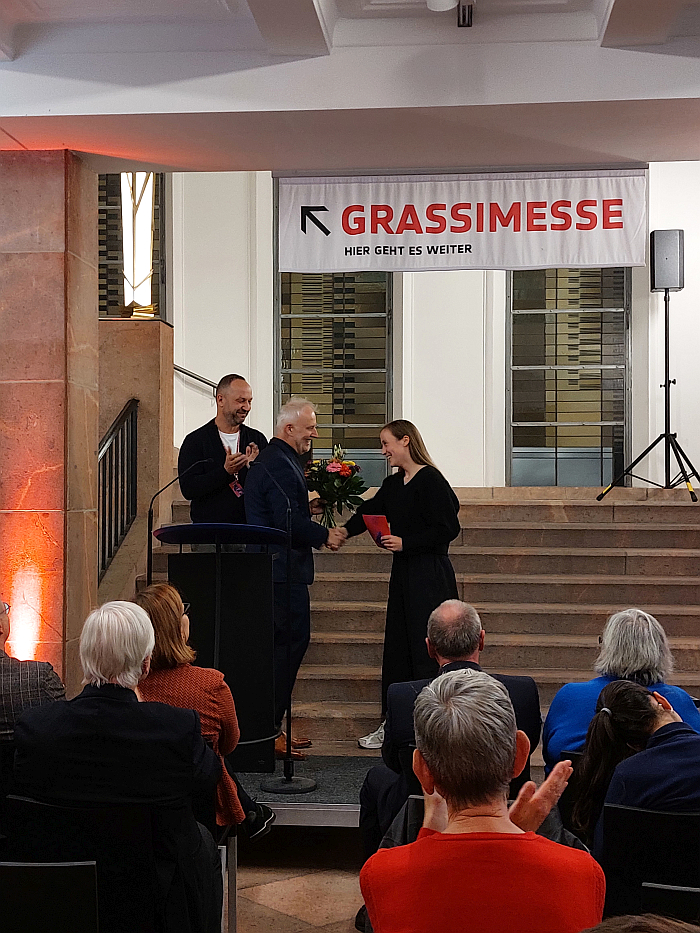 2024 smow-Designpreis Winner Nadja Schulze receives her award from smow co-founder and CEO Jörg Meinel(m) and Toni Piskac owner of studio tnpx (l)