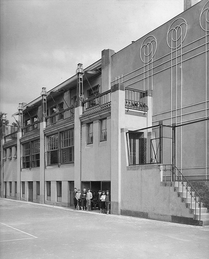 The former Chemnitz Lawn Tennis Club clubhouse by Henry van de Velde, almost certainly part of Reform of Life, Kunstsammlungen am Theaterplatz, Chemnitz (photo public domain)