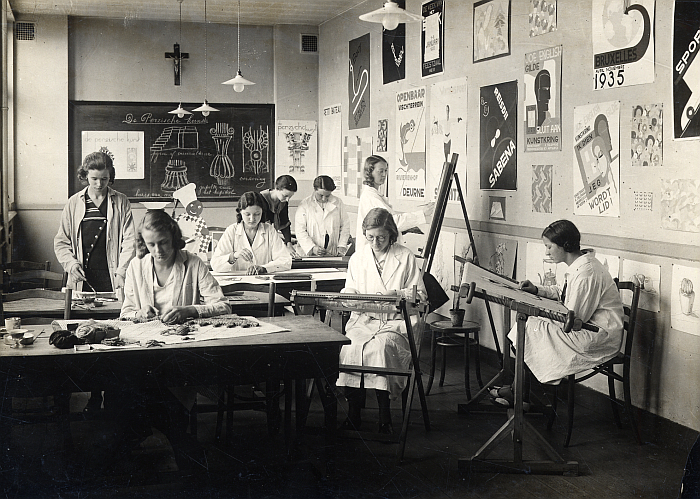 A class at the Technisch Instituut van Sint Maria, Antwerp, ca 1930 (Photo Collection City of Antwerp Letterenhuis, courtesy Design Museum Brussels)