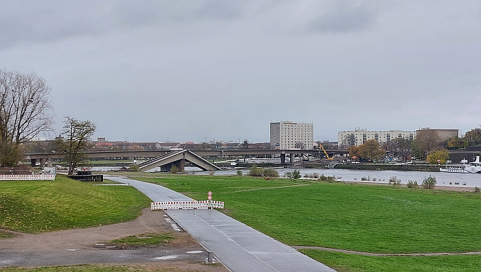 The partially collapsed Carola bridge in Dresden, the partially collapsed architectural vision in Dresden, as seen from the Augustus bridge, Dresden (Nov. 2024)