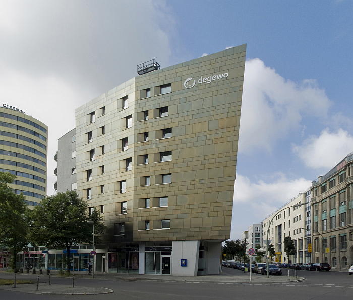 Zaha Hadid's social housing block on Dessauer Strasse, Berlin, her contrabution to IBA 87 (photo Gunnar Klack, via https://commons.wikimedia.org CC BY-SA 4.0)