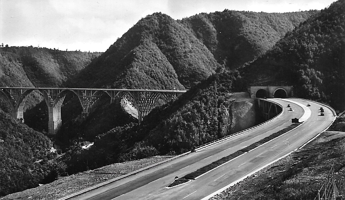 The Autostrada del Sole between Bologna and Firenze in 1965 (photo Public Domain via https://commons.wikimedia.org)