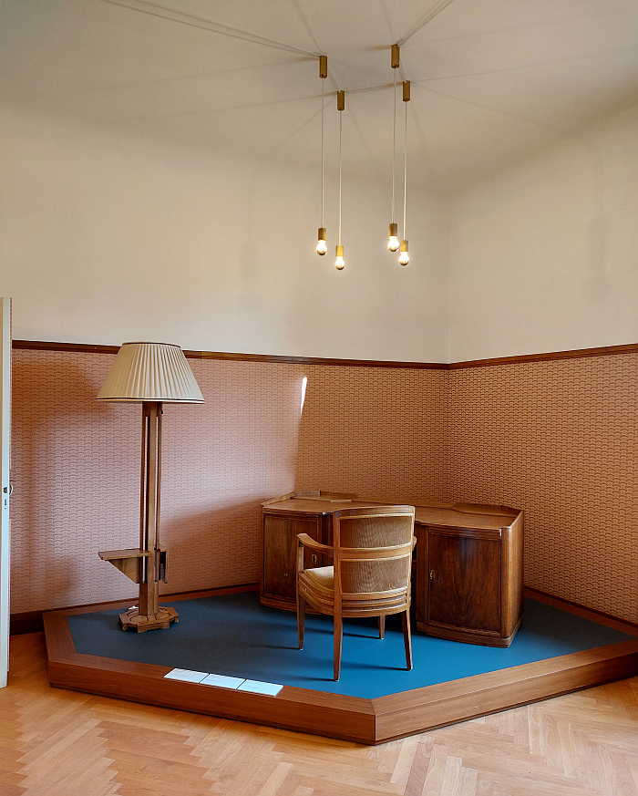 A 1925 desk, chair and floor lamp with retractable shelves, as seen in Reform of Life & Henry van de Velde mittendrin, Kunstsammlungen Chemnitz