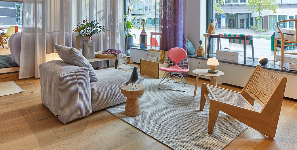 Interior design with design classics at smow Hamburg