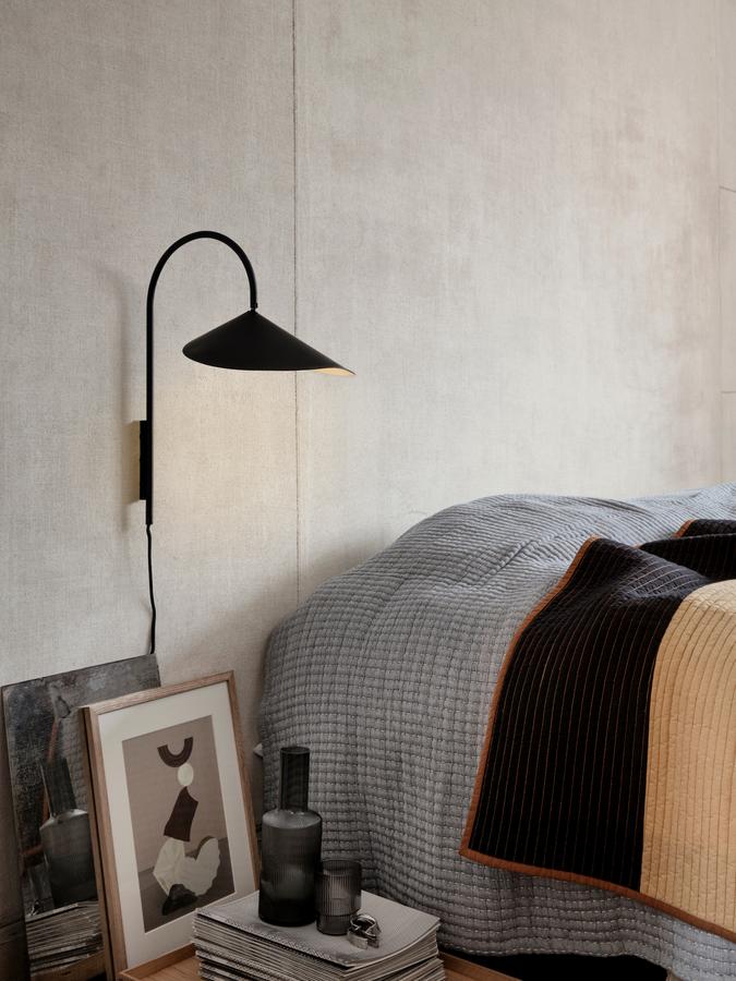 ferm LIVING Lampada da parete girevole Arum, alta, cashmere