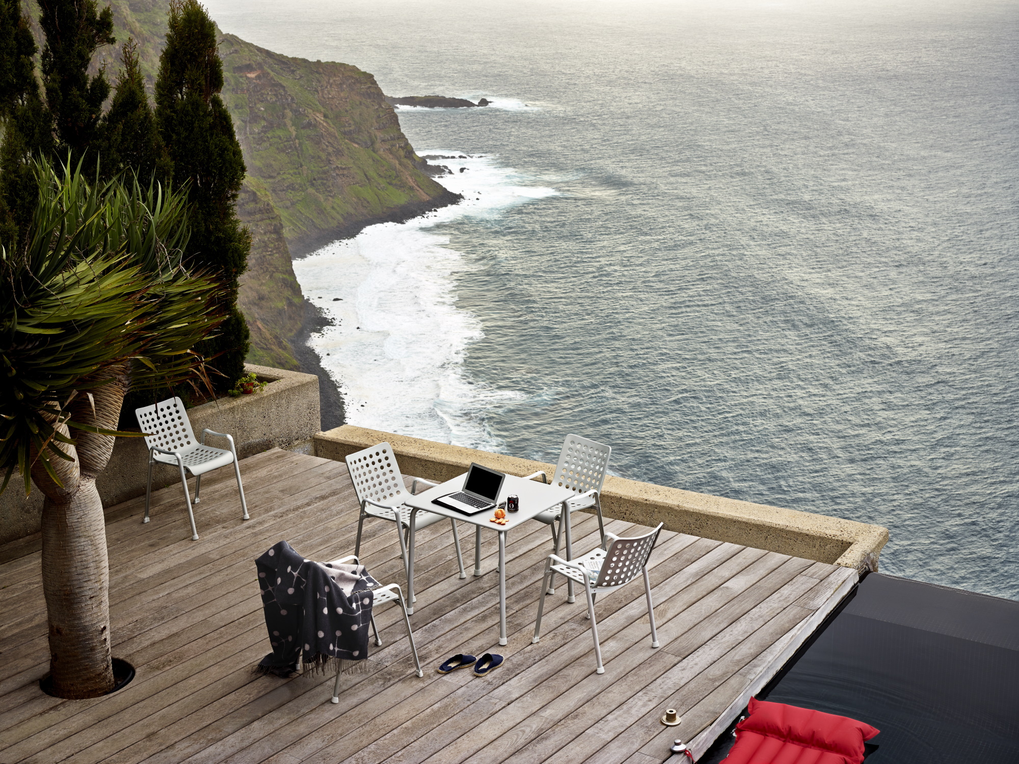 Vitra Landi chair for outdoors smow