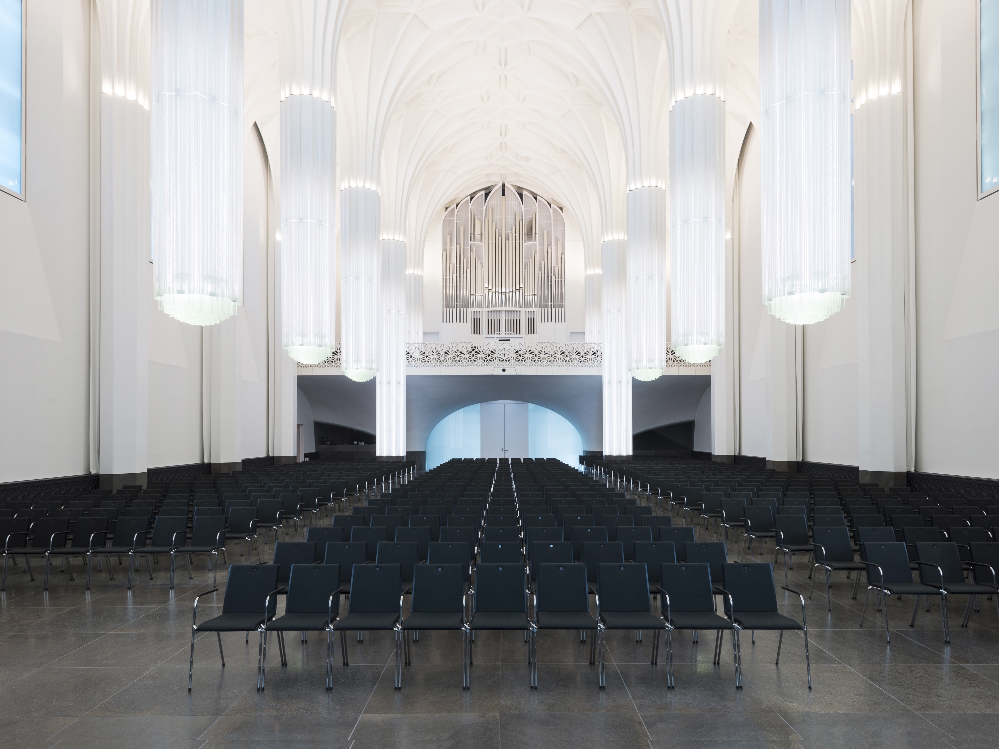 Salle d'événements avec sièges en rangées